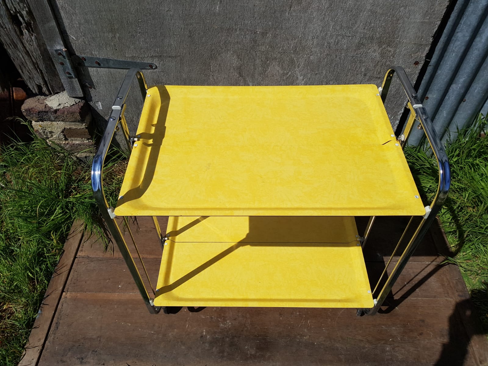 Serving table 1970