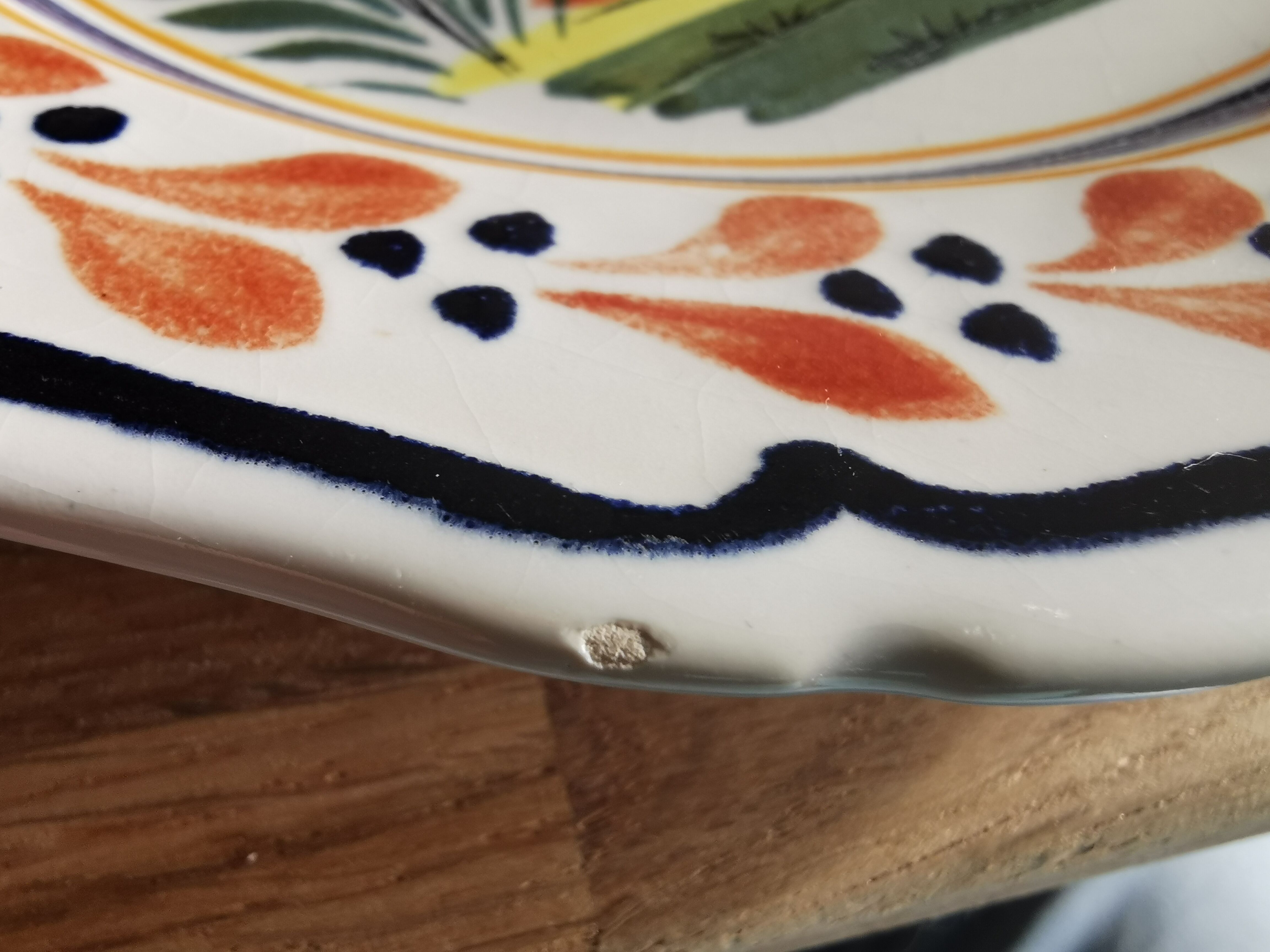 Decorative plate in earthenware, bird decoration, Henriot de Quimper. Bréhat Island.