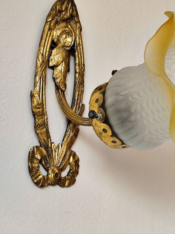 Ancienne applique murale en laiton doré  et tulipe en verre