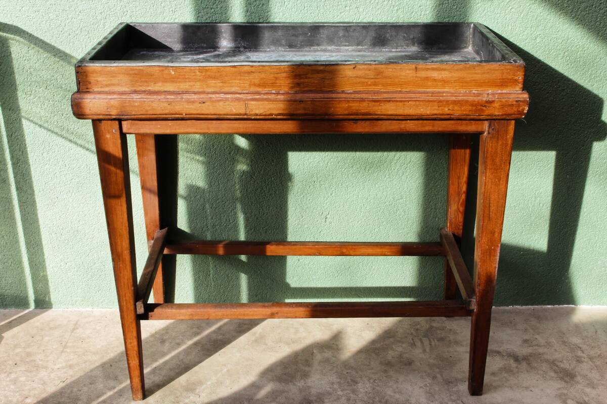 Table de métier, début 20ème, en bois et zinc riveté