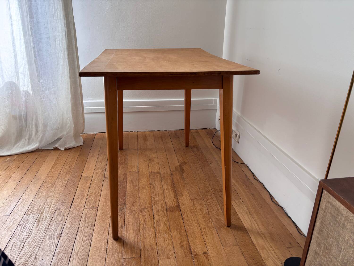 Desk with tapered legs