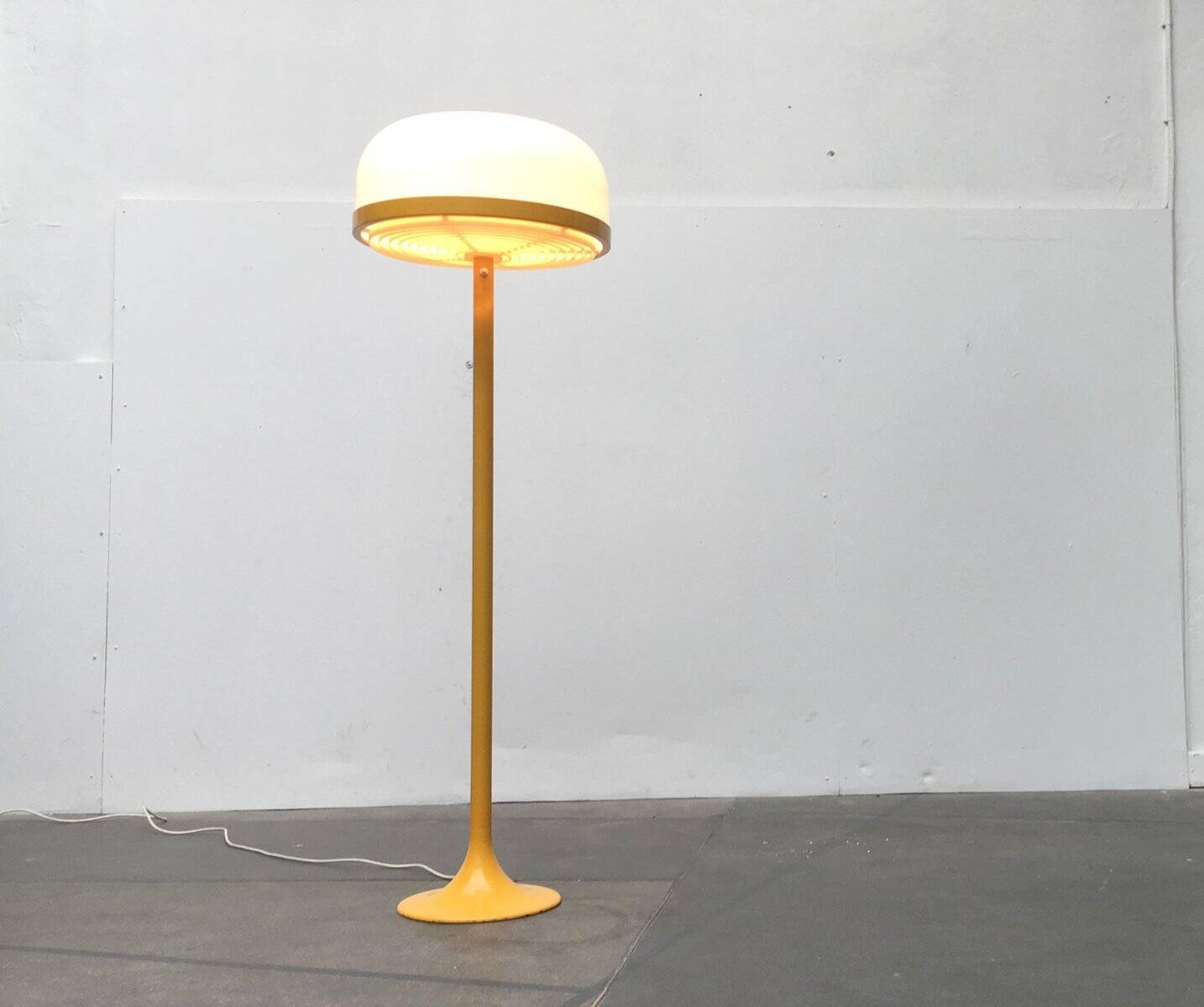 Lampe sur pied champignon de l'ère spatiale allemande du milieu du siècle de Kaiser Idell / Kaiser Leuchten