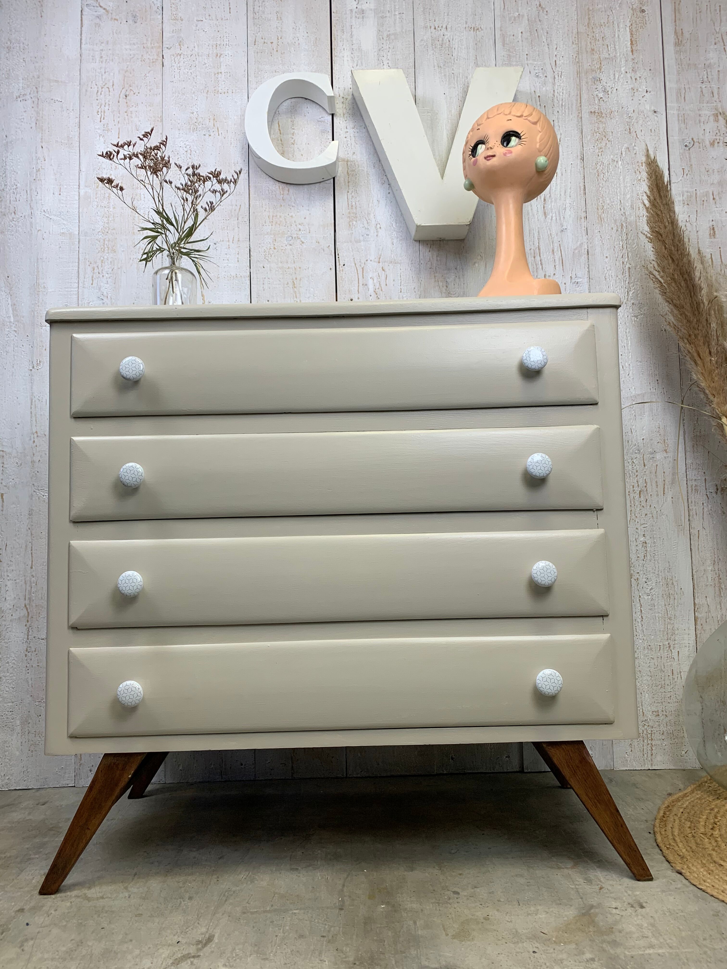 Dresser with compass feet