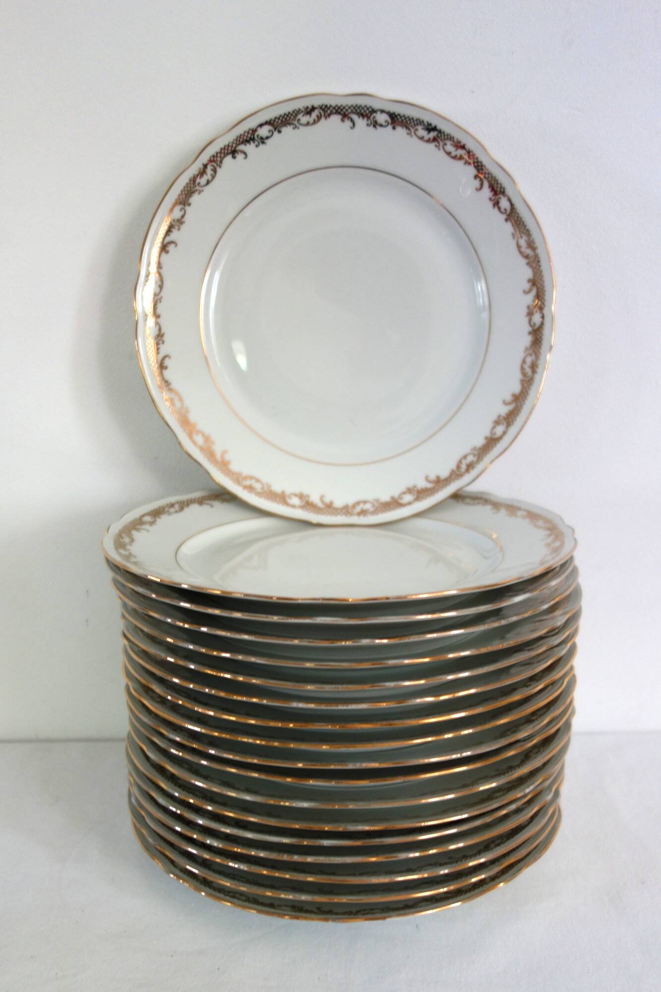 18 golden flat plates CNP Haute Porcelaine de Luxe du Berry