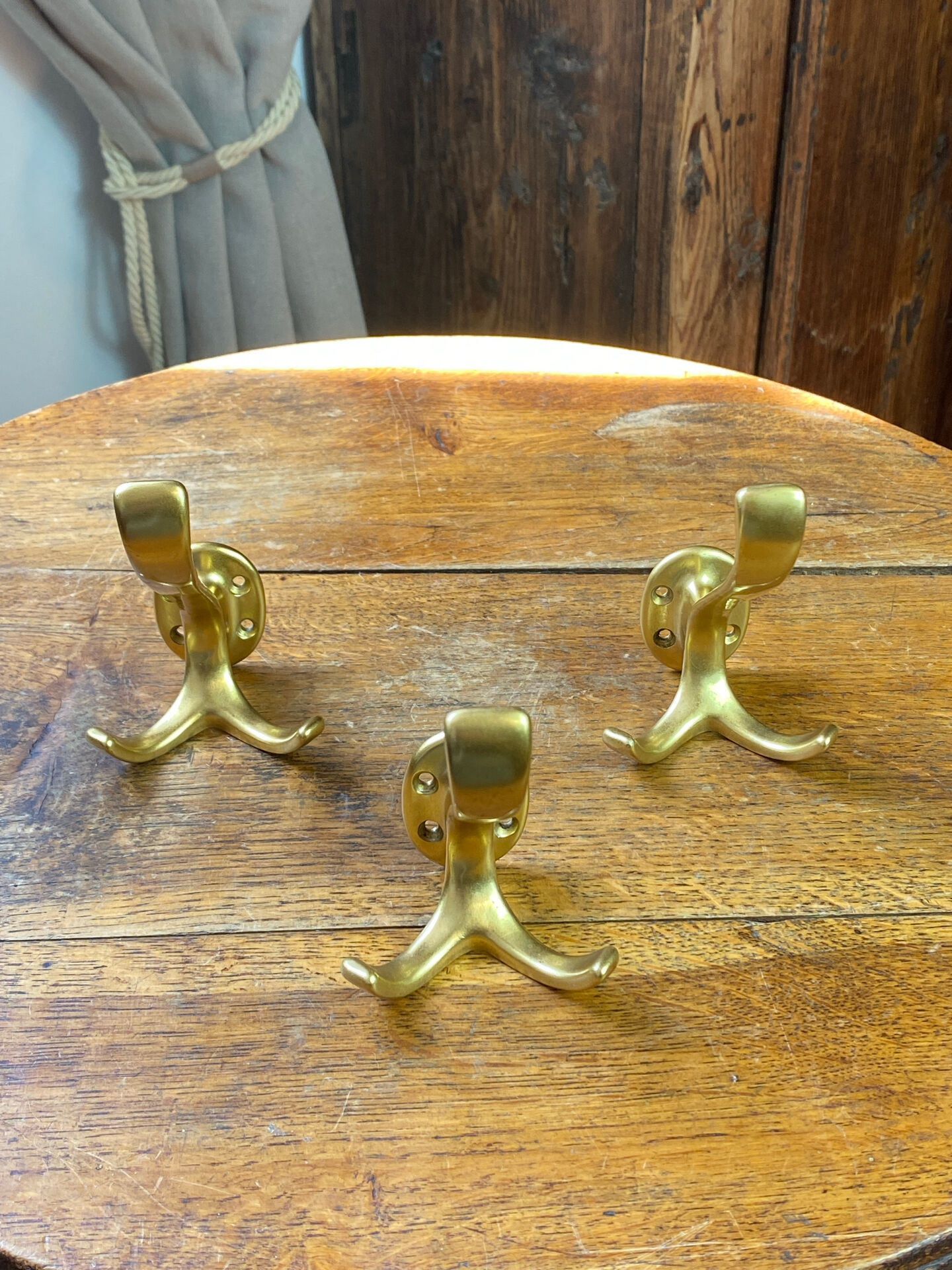 Patères en aluminium de couleur dorée