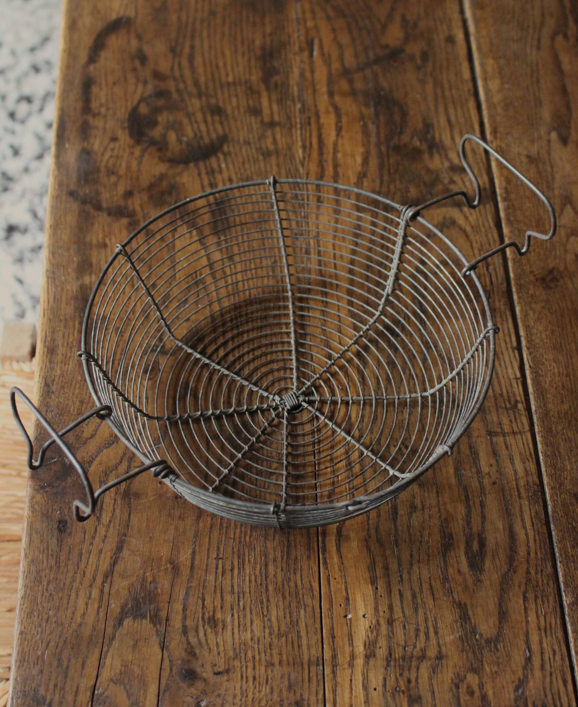 Wire fryer basket with diversion handle