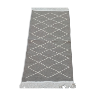 Grey and white bed downing carpet 73x139cm