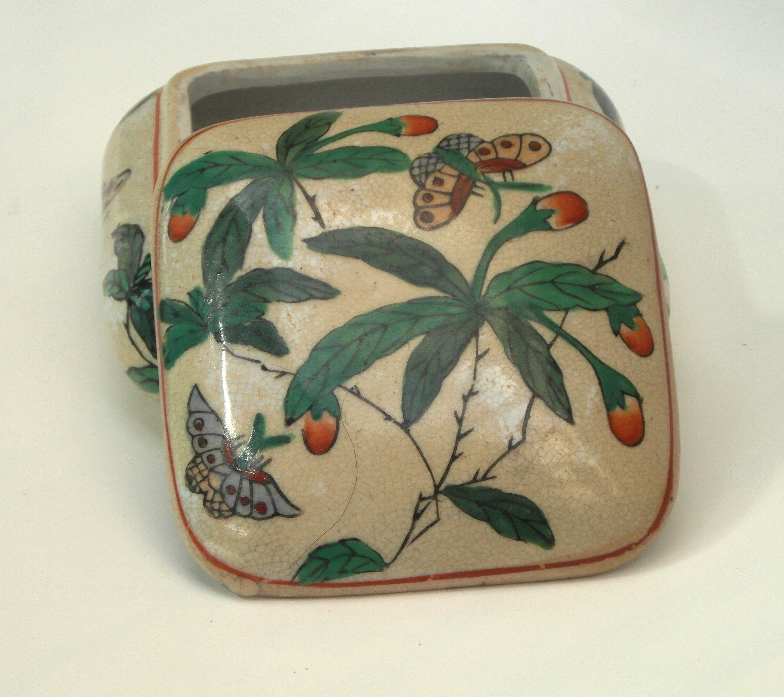 Bonbonnière décorée de feuillages et papillons