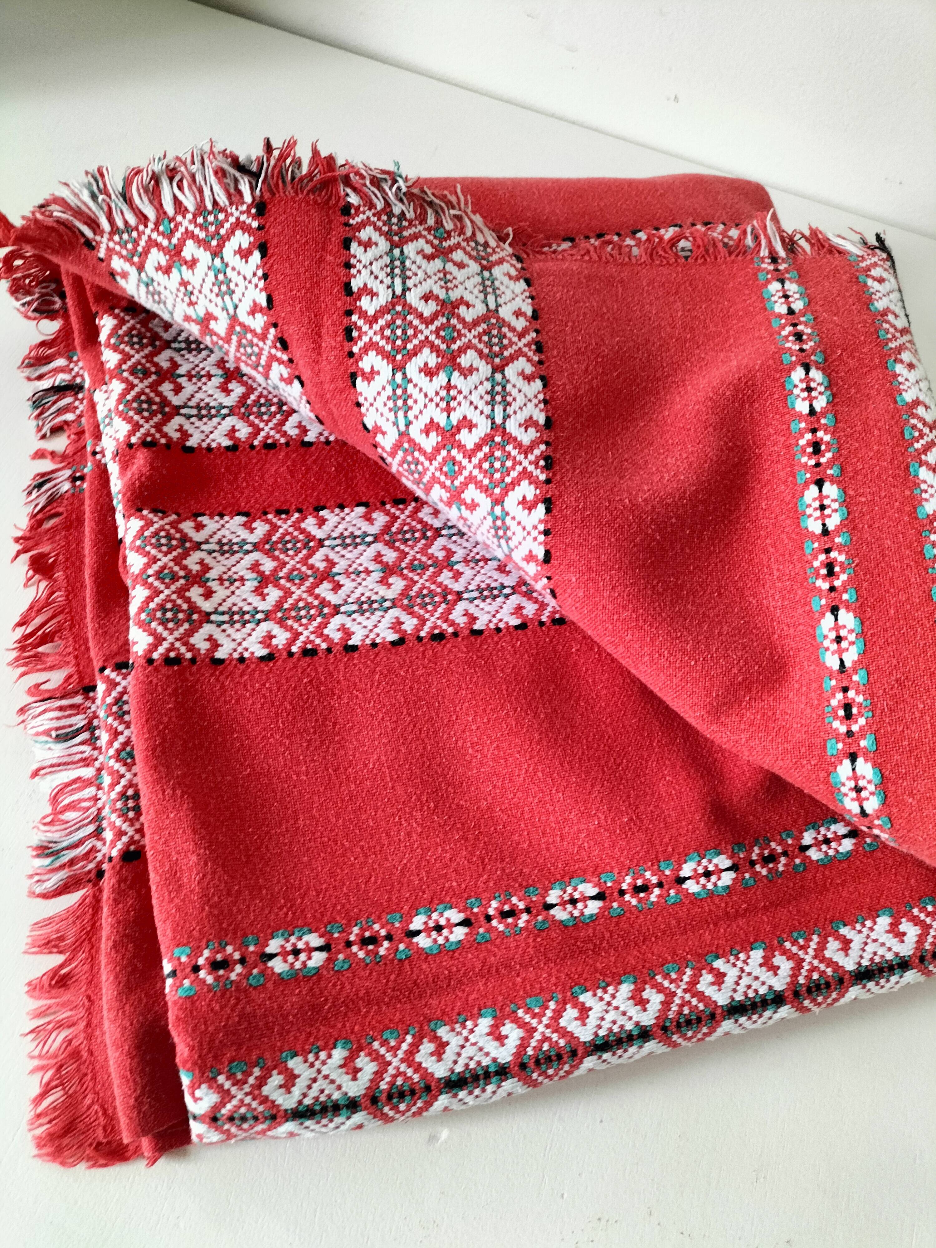 Tablecloth and 12 vintage cotton Basque-style napkins.