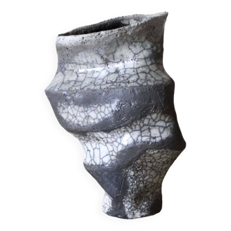 Vase sculptural en raku