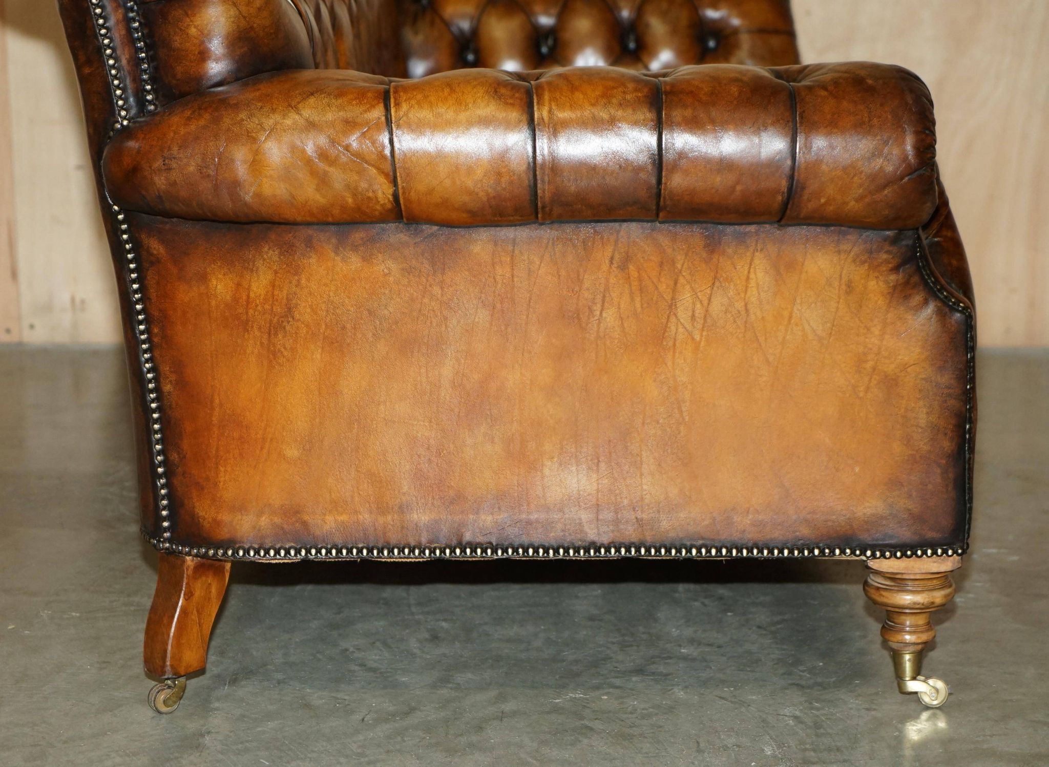 Canapé Chesterfield victorien en cuir serpentin teint à la main
