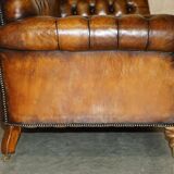 Victorian Chesterfield canapé in hand-dyed serpentine leather.