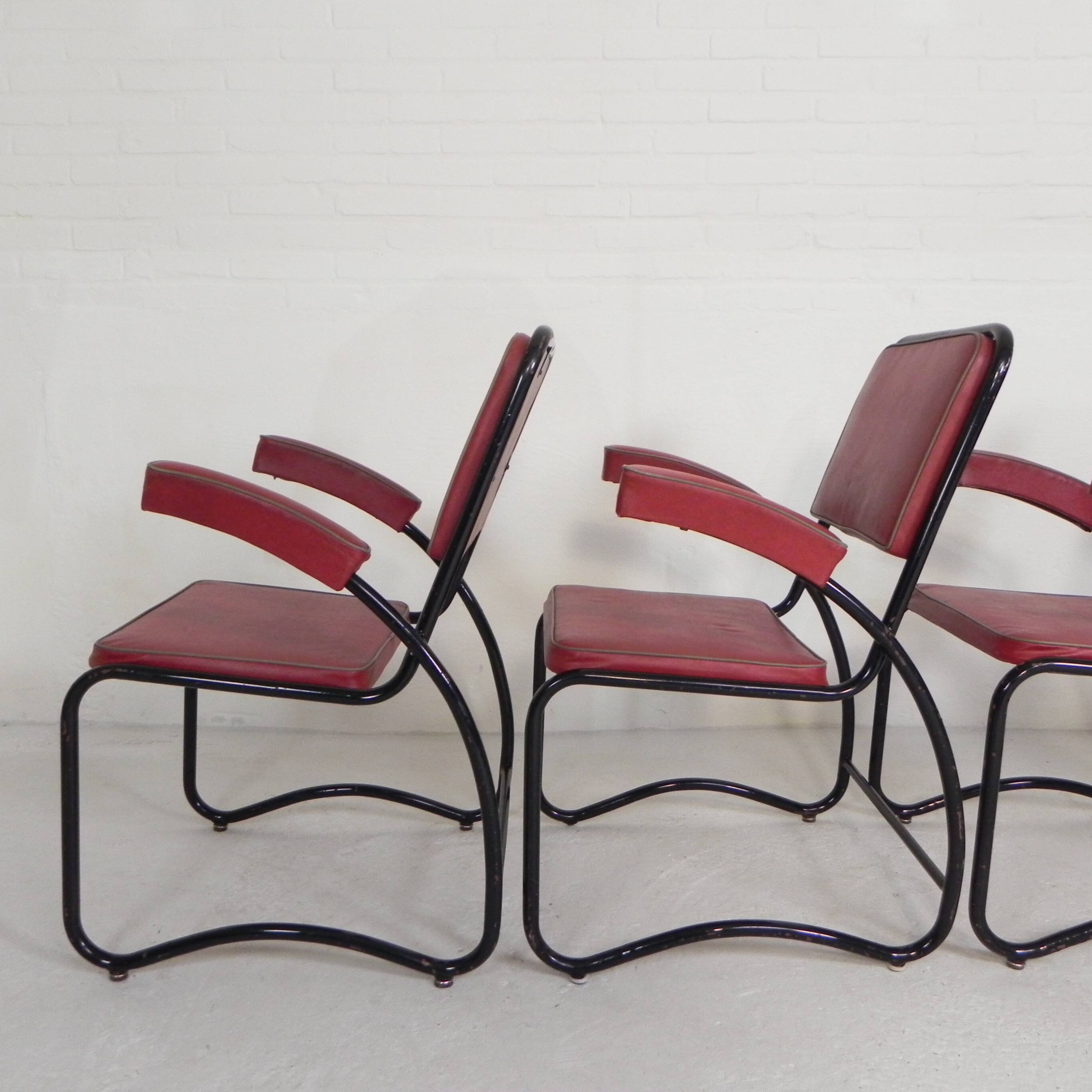 Set of 4 armchairs and a coffee table with tubular structure in Bauhaus style, 1950s.