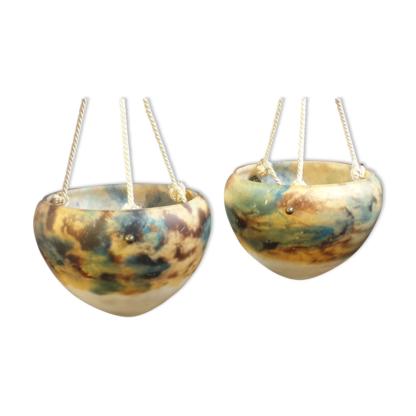 Pair of suspensions speckled glass paste