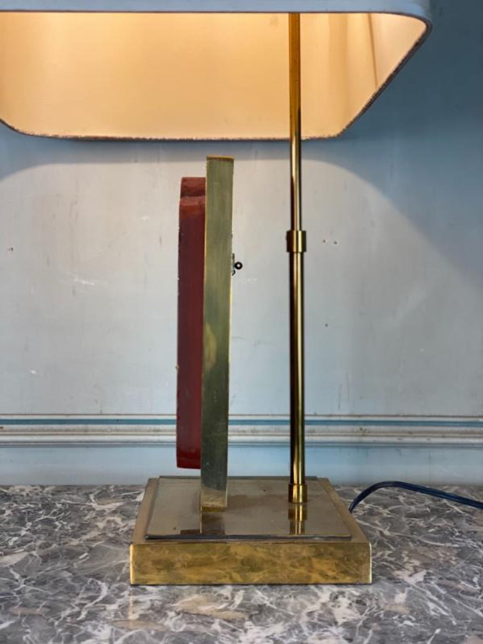 Lampe de table en laiton, plaque de bois laqué et doré chine vers 1980