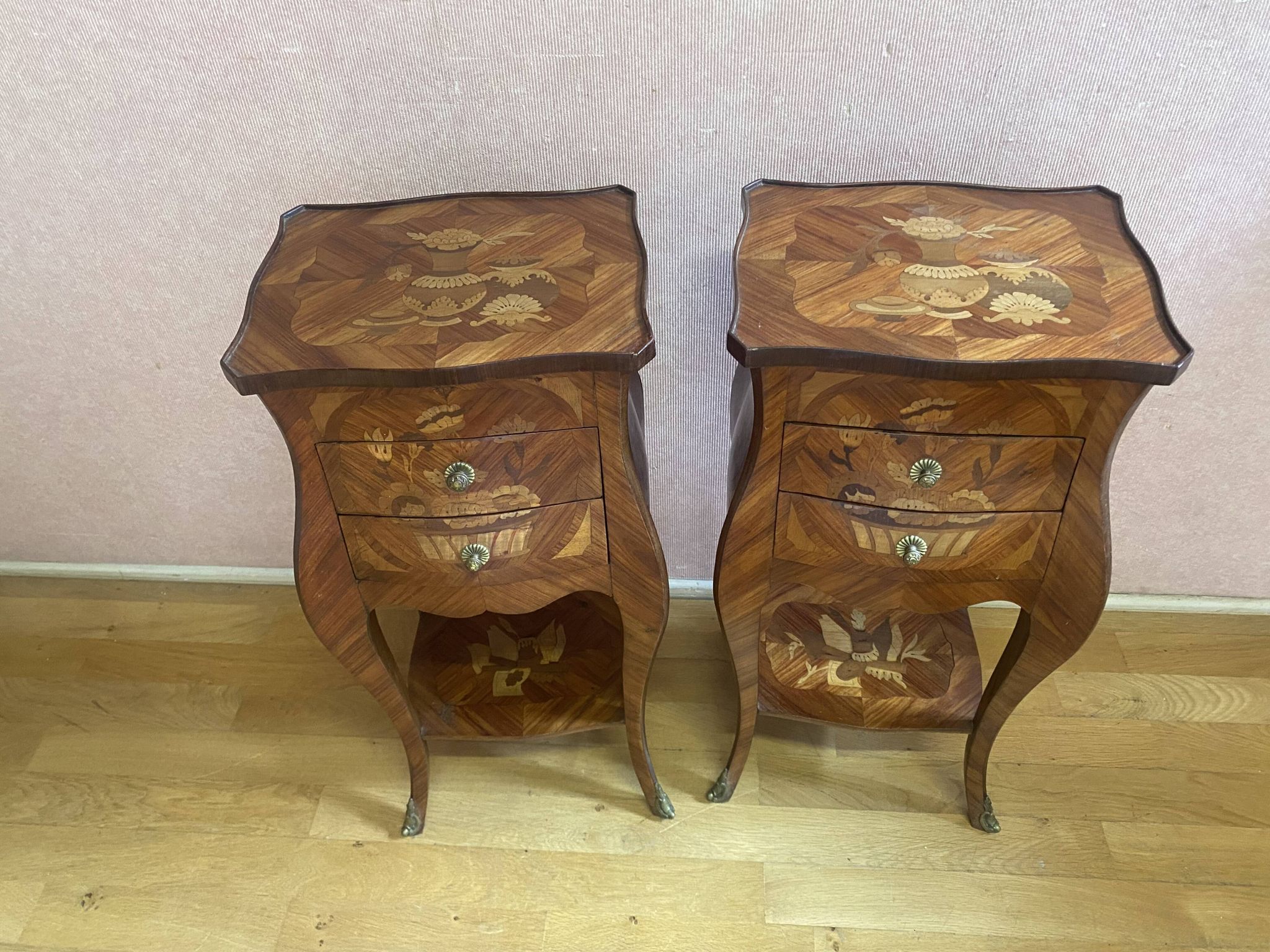 Pair of bedside tables in rosewood veneer on all sides. Louis XV style