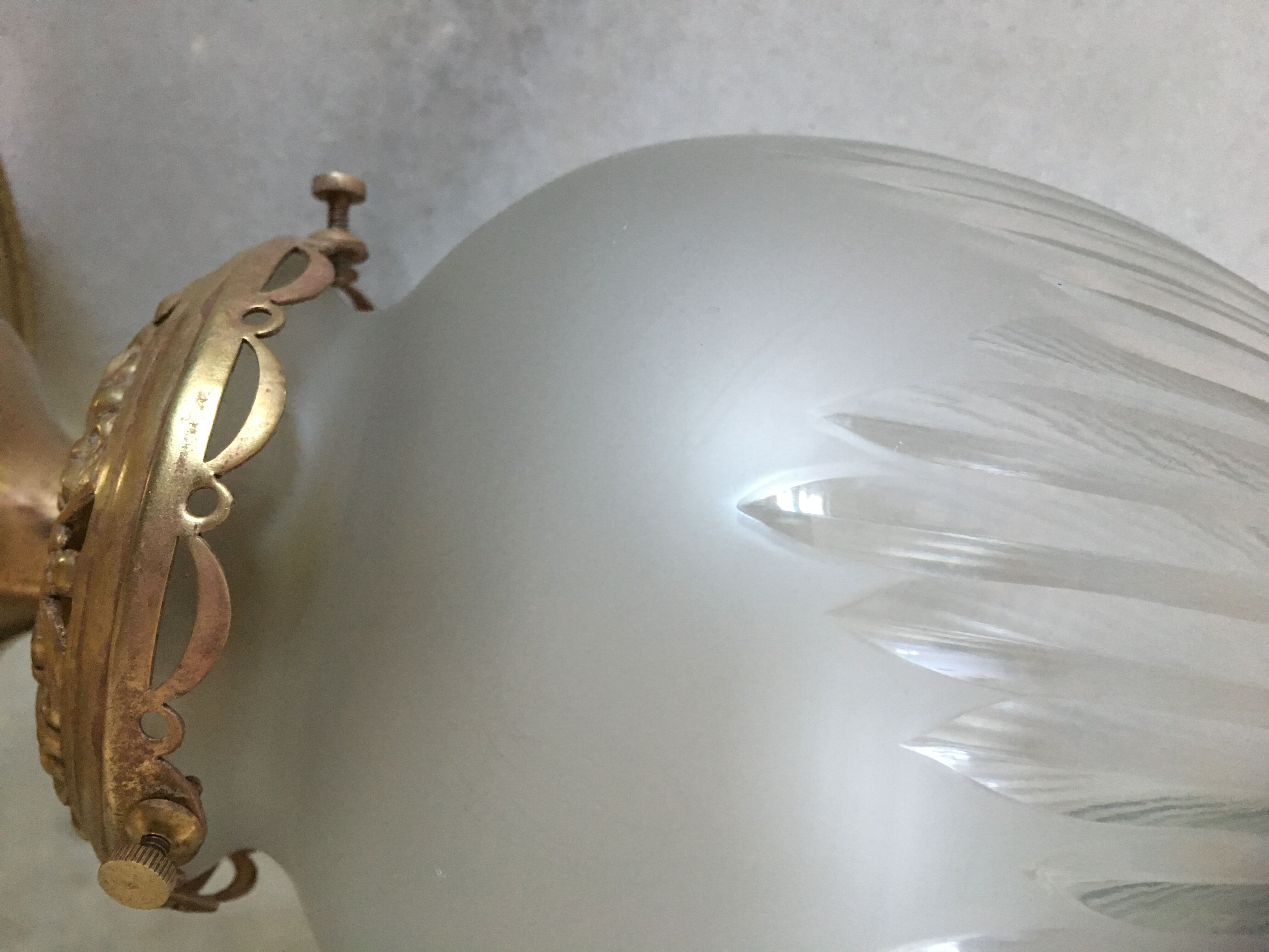 Plafonnier en forme d’obus en verre ciselé