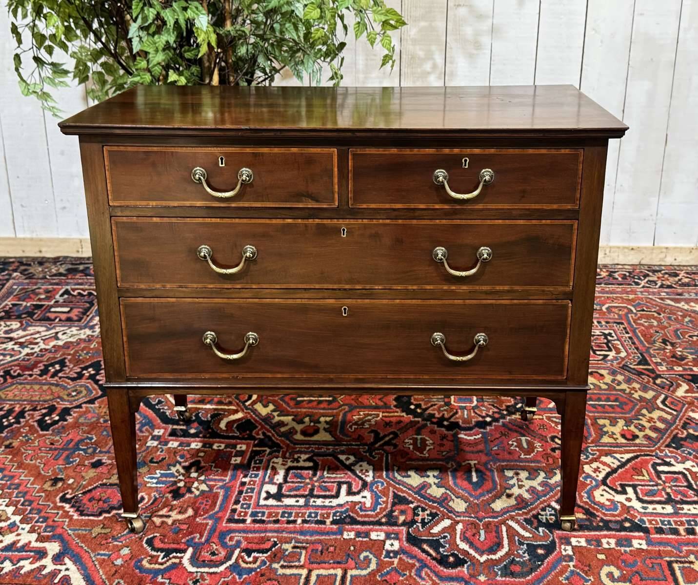 Commode anglaise en acajou et chêne, début XXème