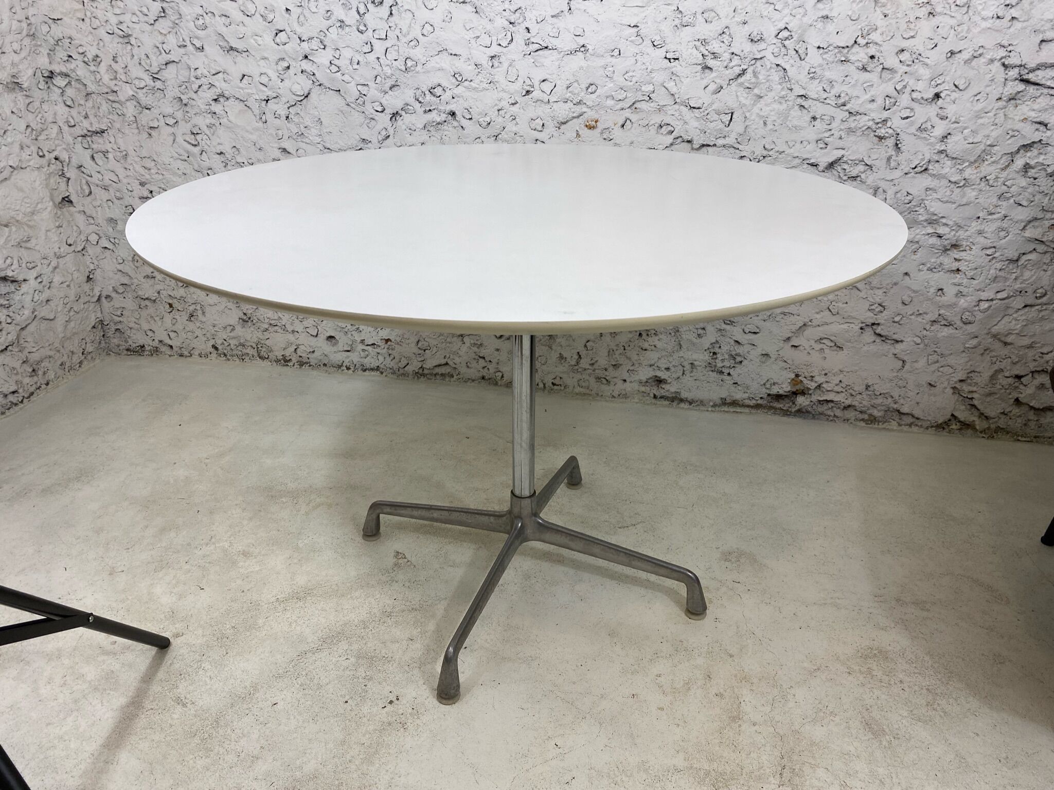 Round dining table, Eames Ray & Charles