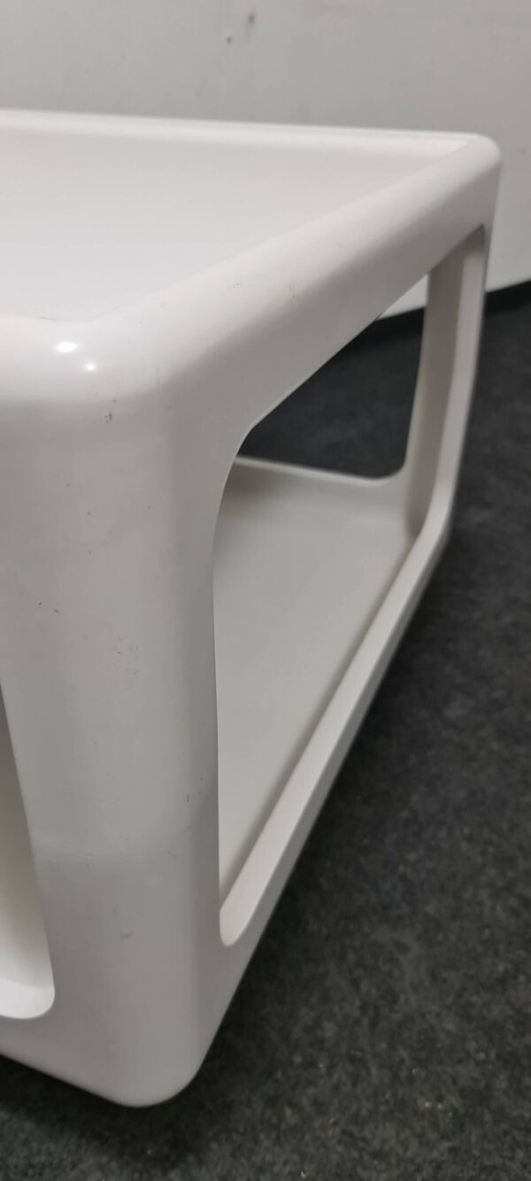 Table d'appoint ou table basse cubique blanche vintage sur roulettes