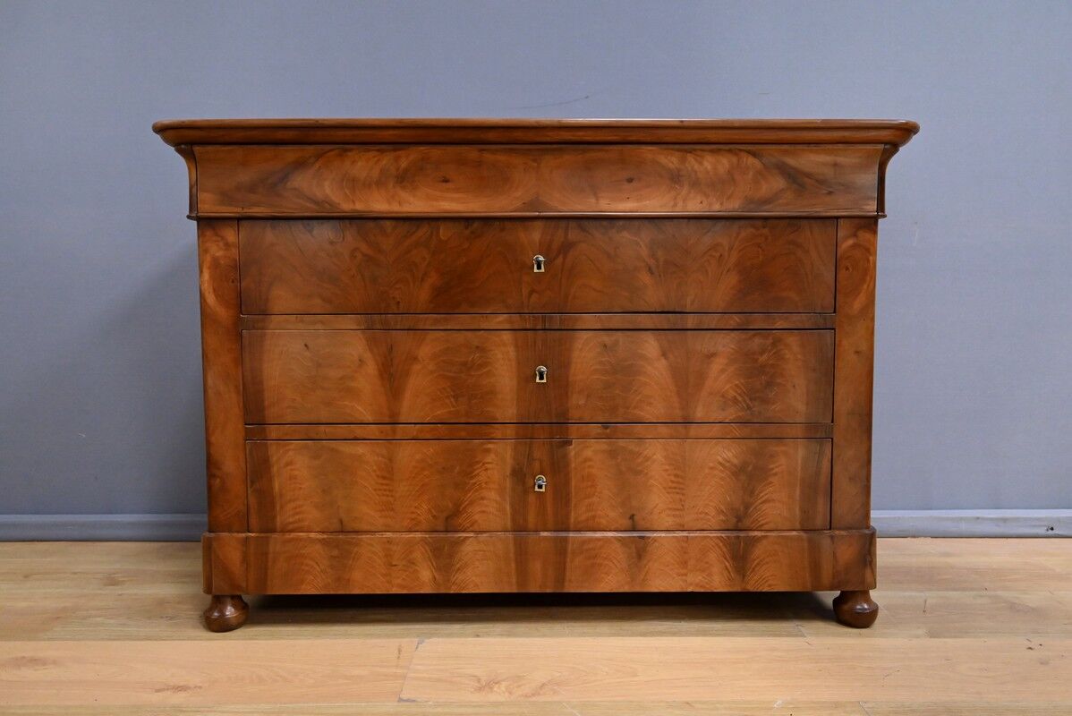 Walnut burl commode, Restoration period – early 19th century