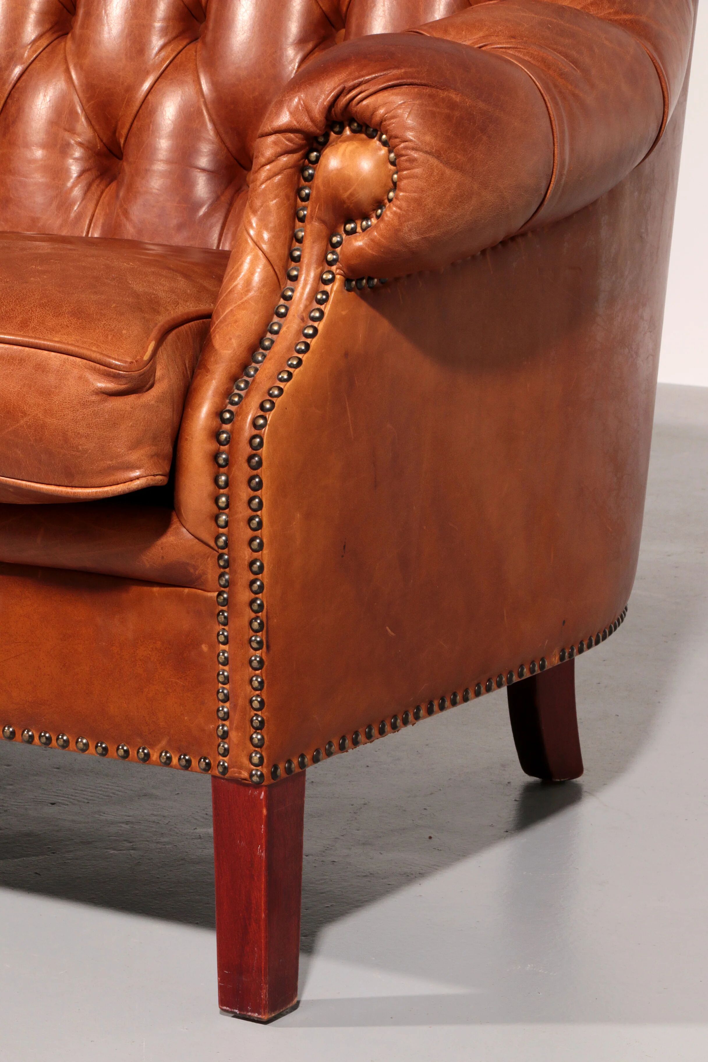 Canapé Chesterfield en cuir vieilli