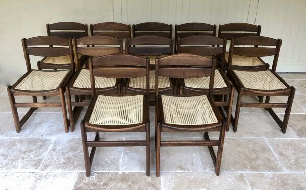 Ensemble de 12 chaises de salle à manger ''traineau'' en noyer et canne
