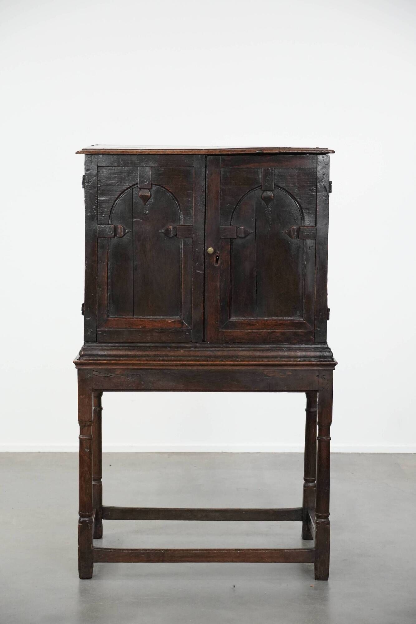 Unieke antieke Engelse kast/ cabinet on stand van eikenhout uit de 17e eeuw