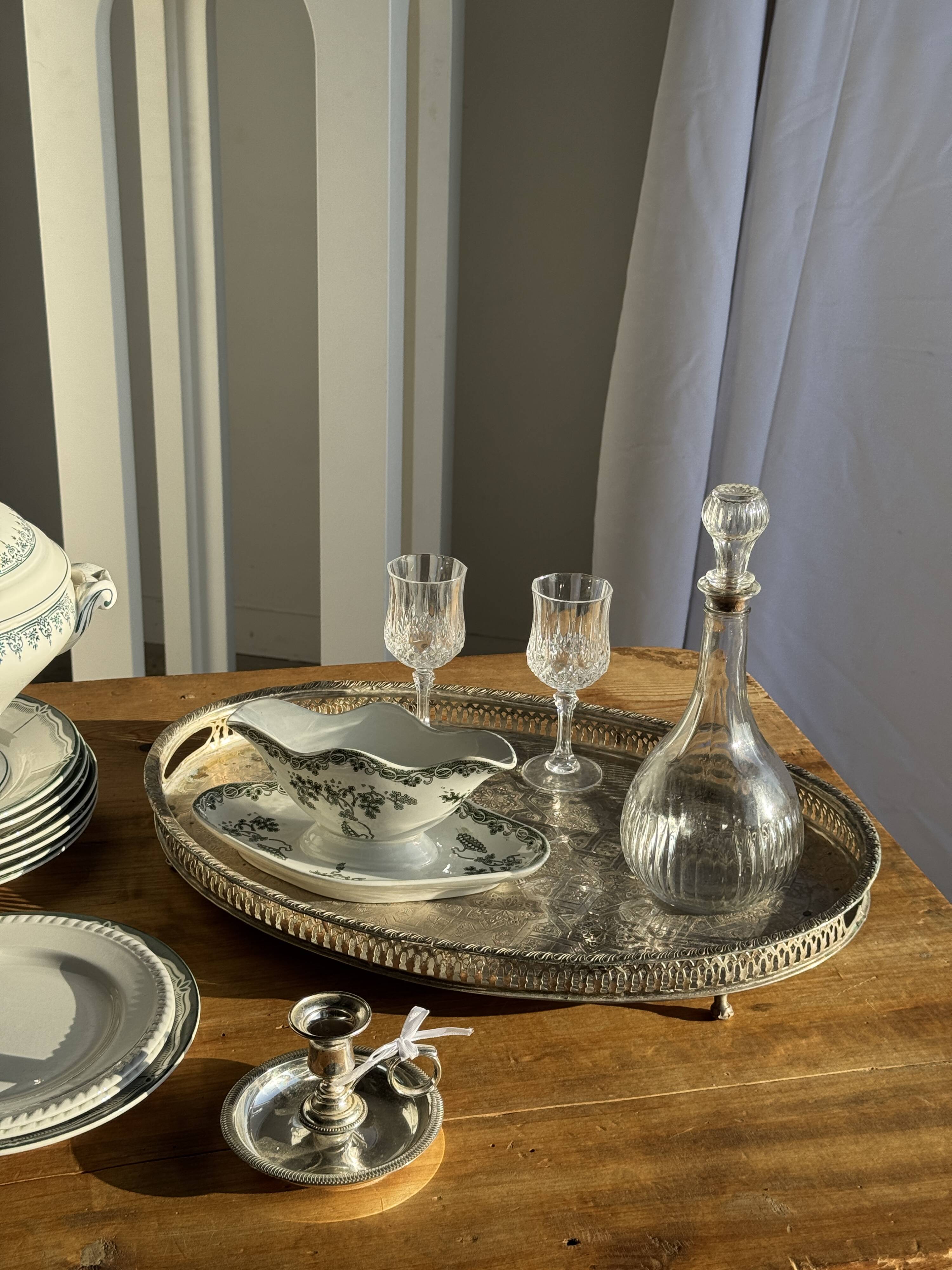 Oval Moroccan plateau engraved on a base 50x35.