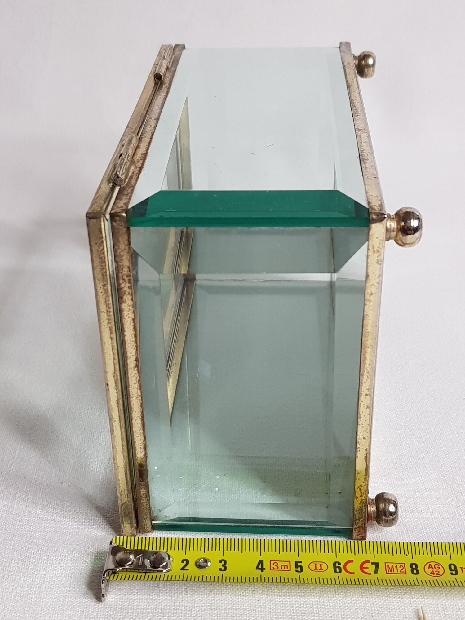 Jewelry box in bevelled glass and gold metal