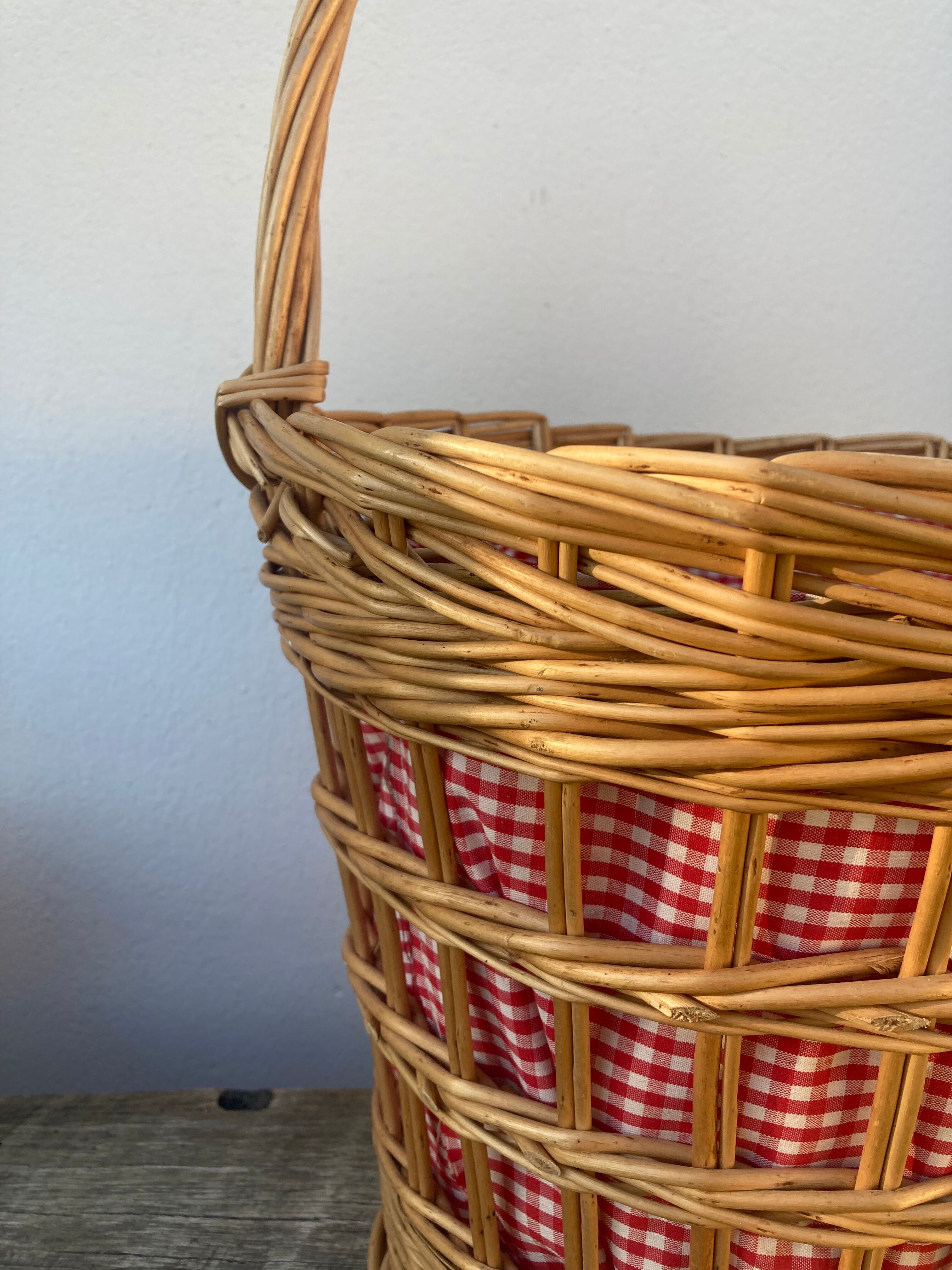 Basket in vintage woven wicker and red gingham