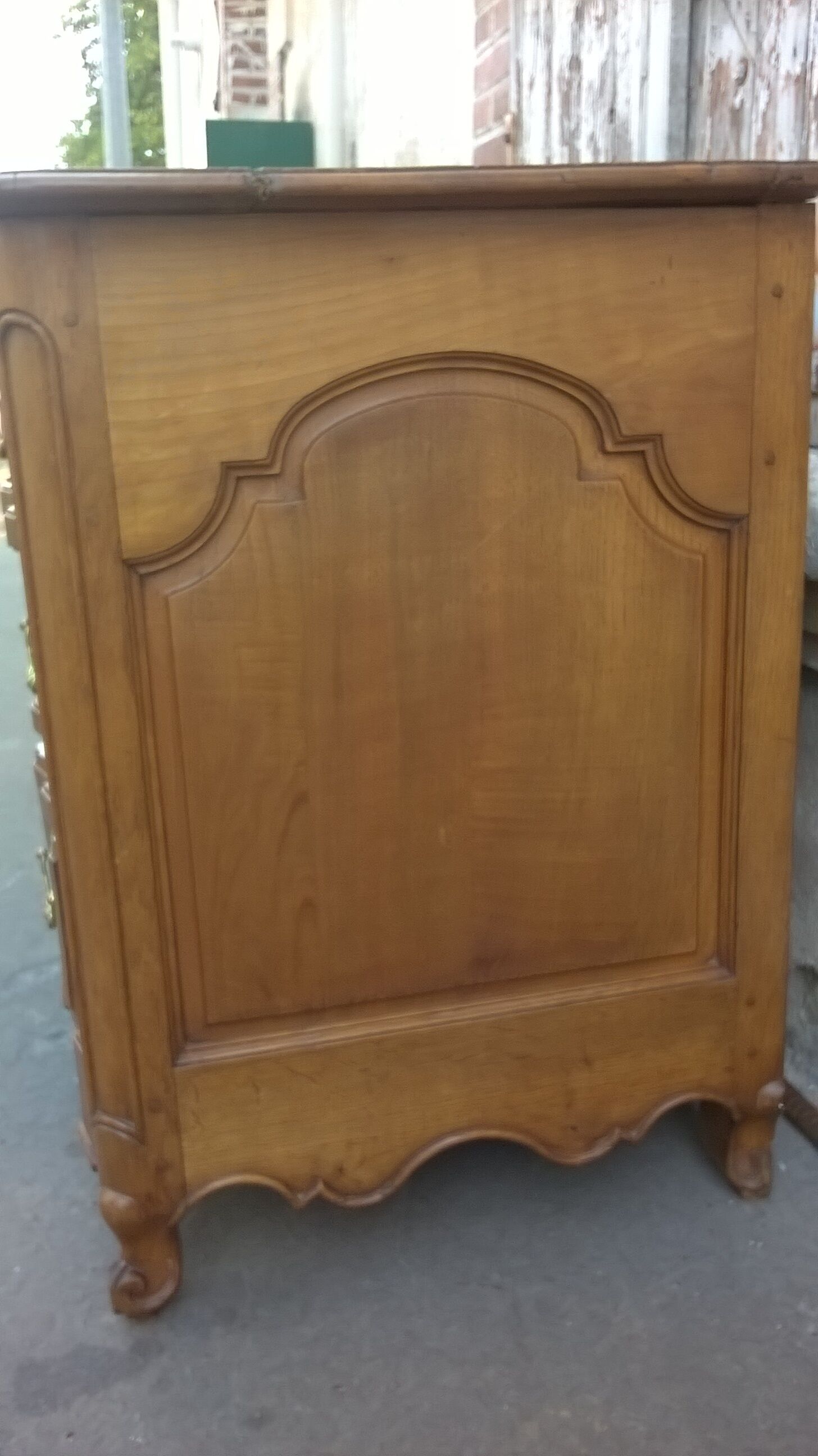 Commode arbalète en noyer XVlle, Louis XV