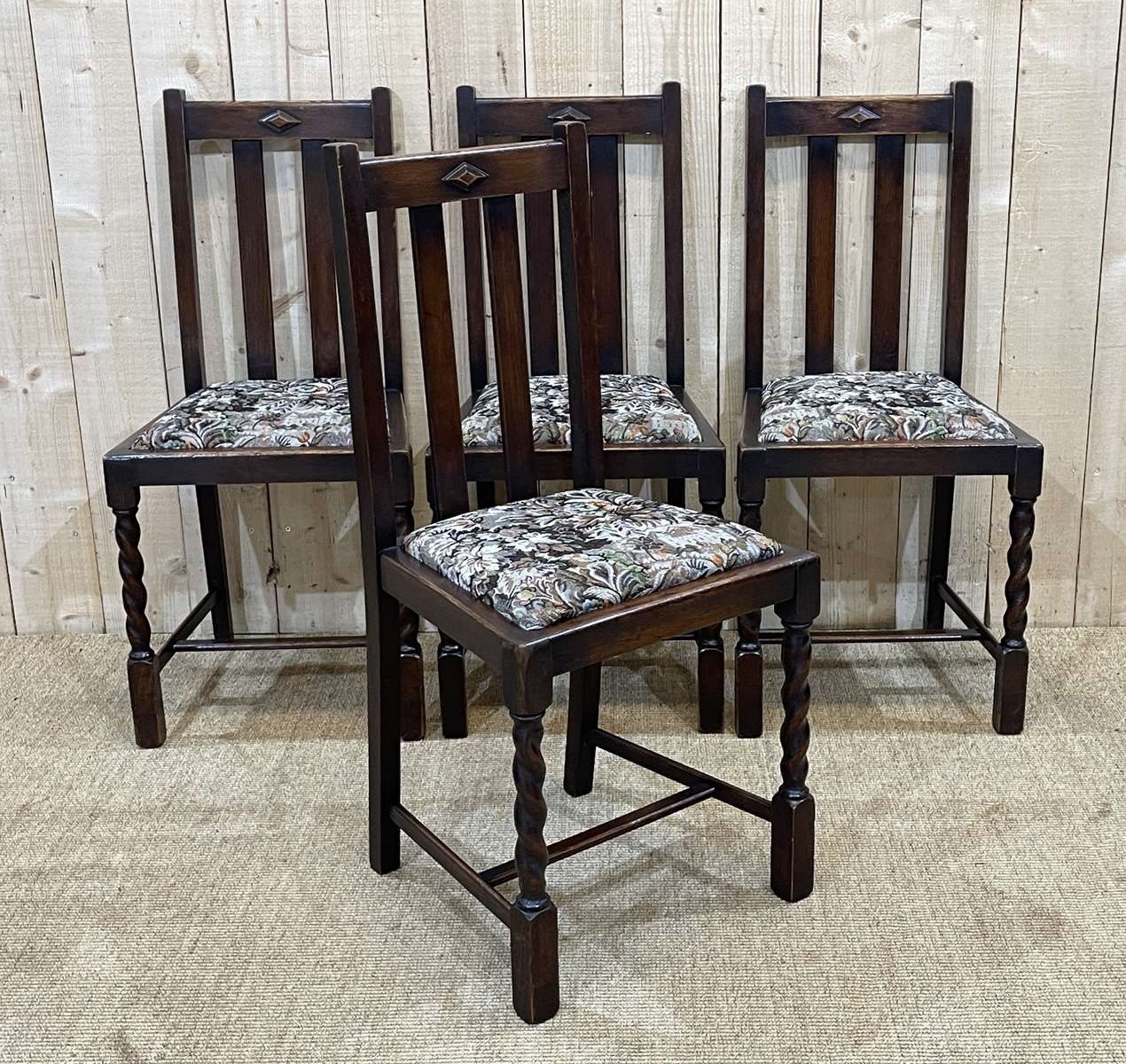 Suite of 4 English chairs early twentieth in oak.