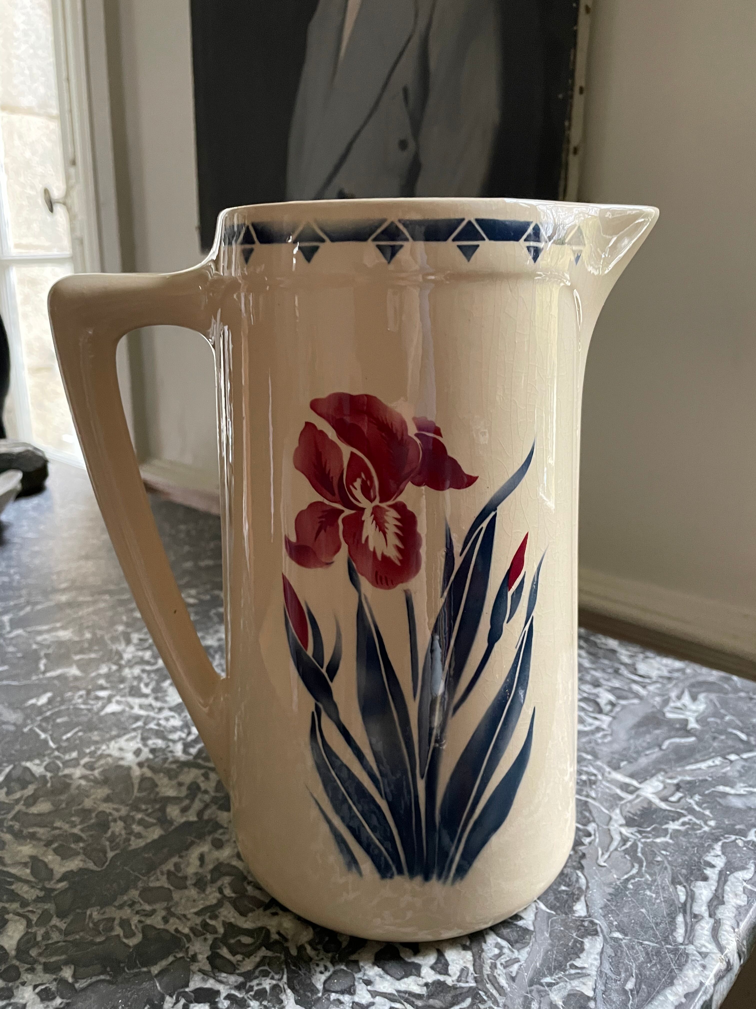 Pichet en faïence Luneville au décor d’iris