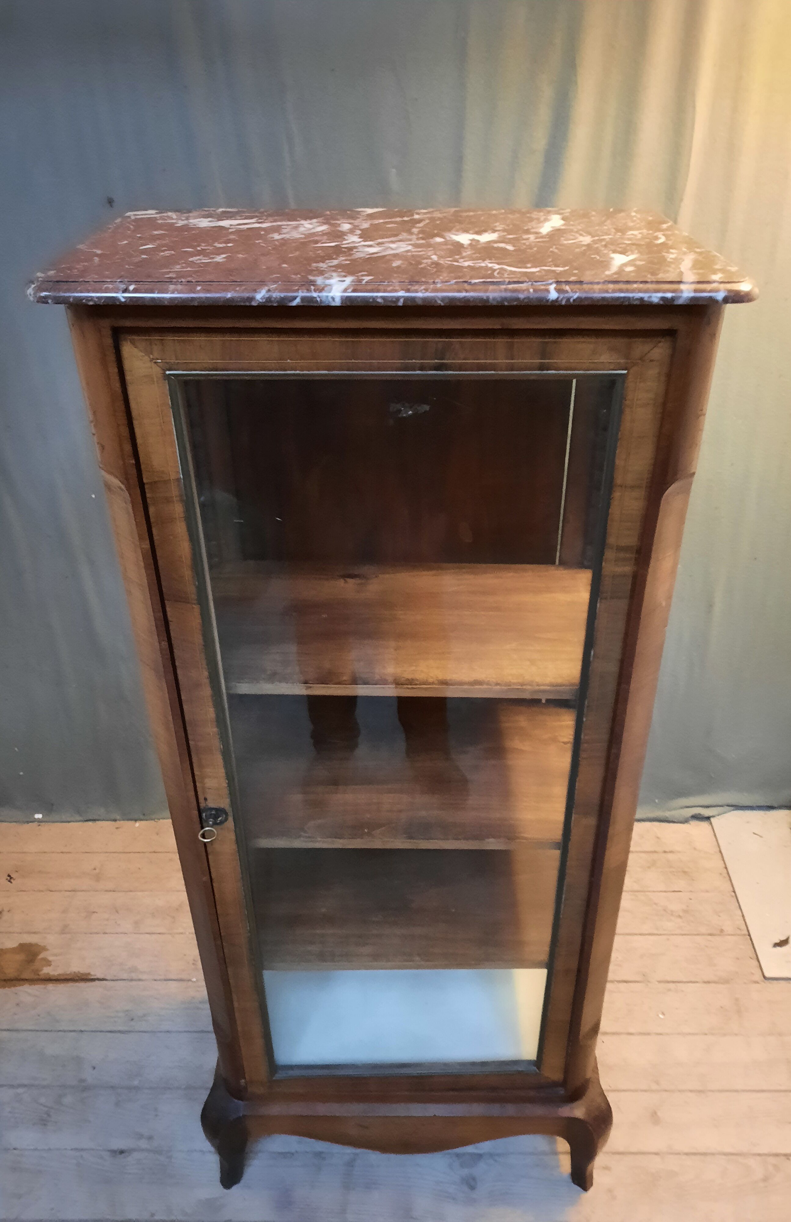 Vitrine en plaquage style Louis XV