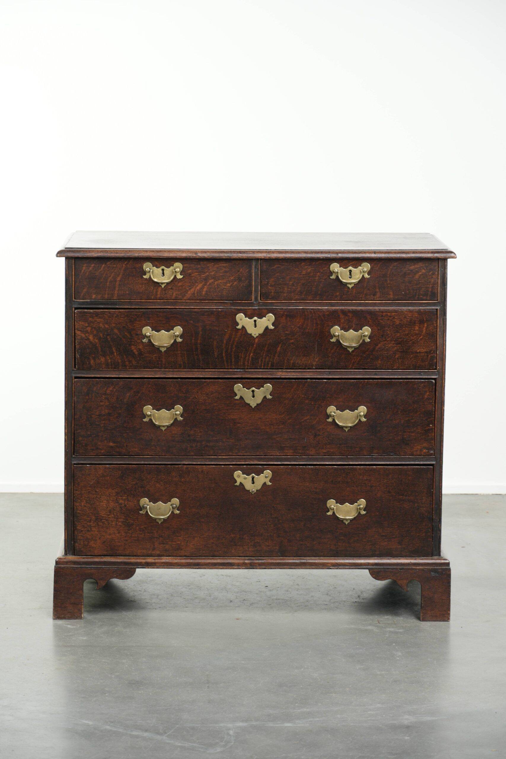 Commode en chêne anglais antique de la fin du XVIIIe siècle.