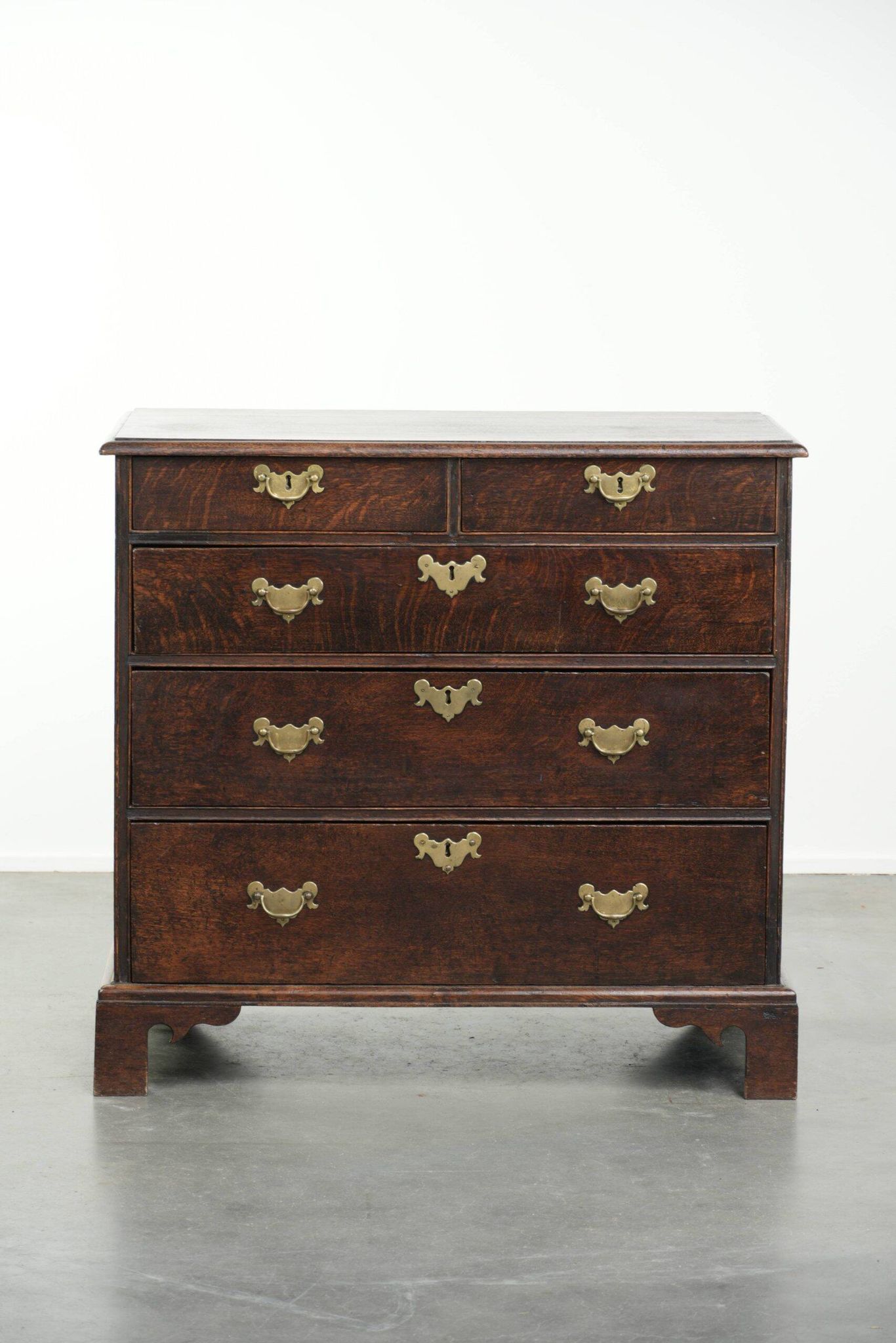 Commode en chêne anglais antique de la fin du XVIIIe siècle.