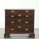 Commode en chêne anglais antique de la fin du XVIIIe siècle.