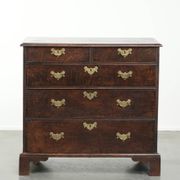 Commode en chêne anglais antique de la fin du XVIIIe siècle.