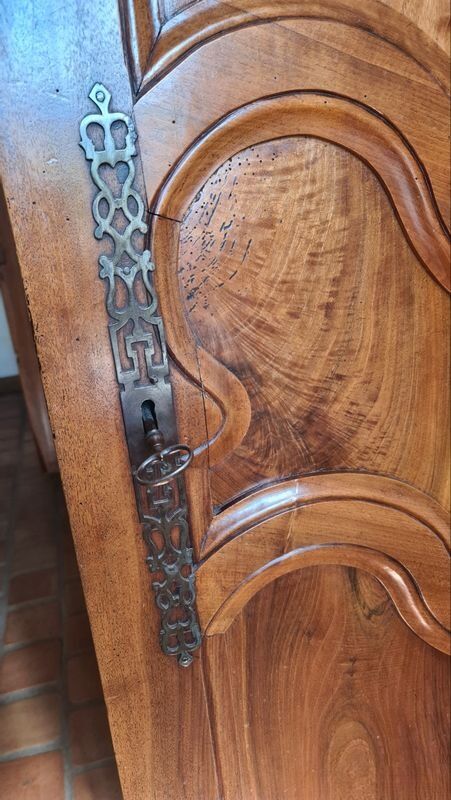 Armoire blessante ancienne restaurée