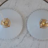 Paire de suspensions en opaline dentelée années 40-50