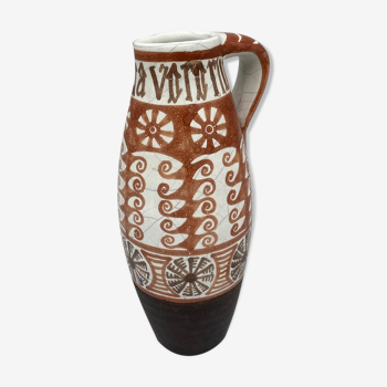 Ceramic pitcher XXeme decor stylize white and black background