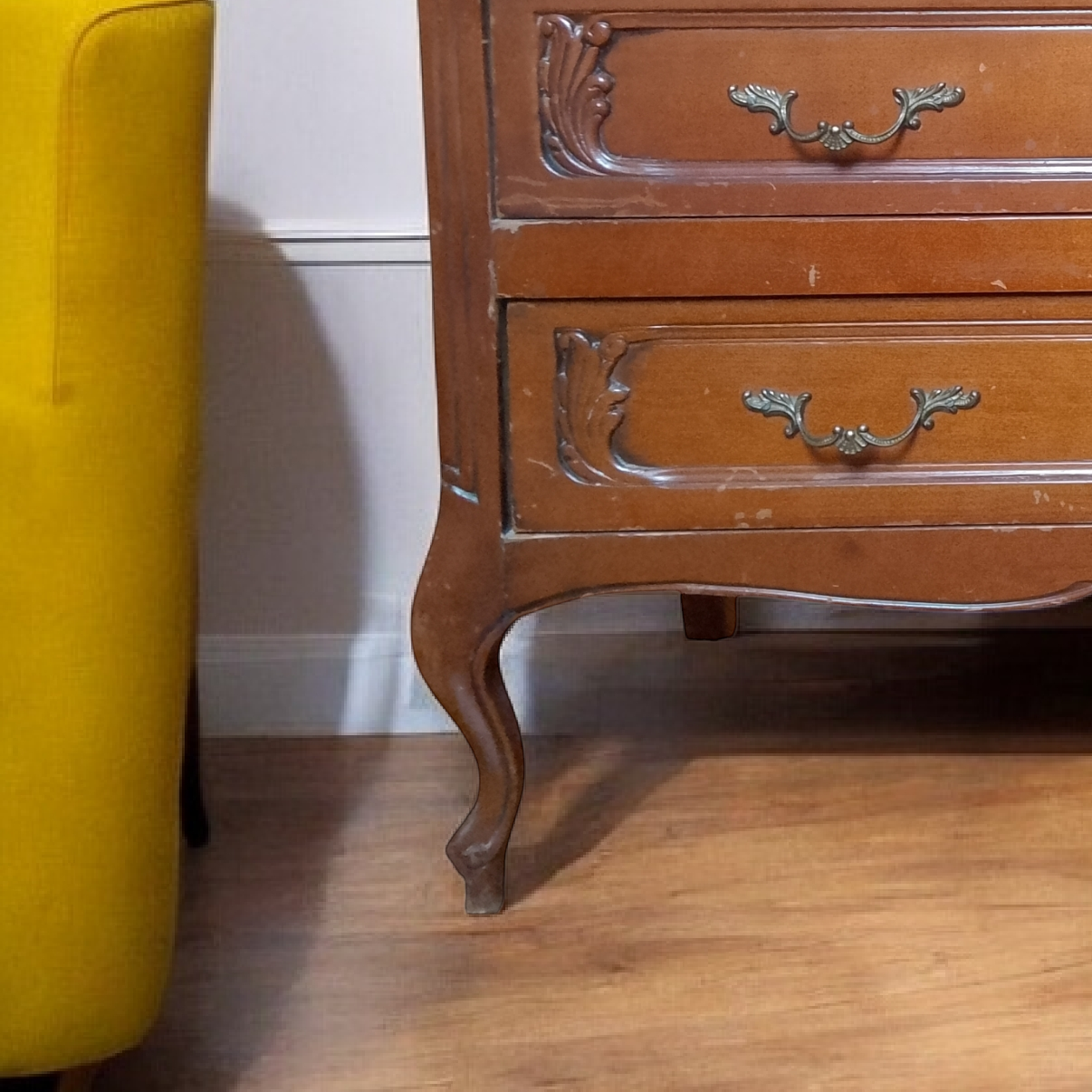 Walnut chest of drawers, Louis XVI style