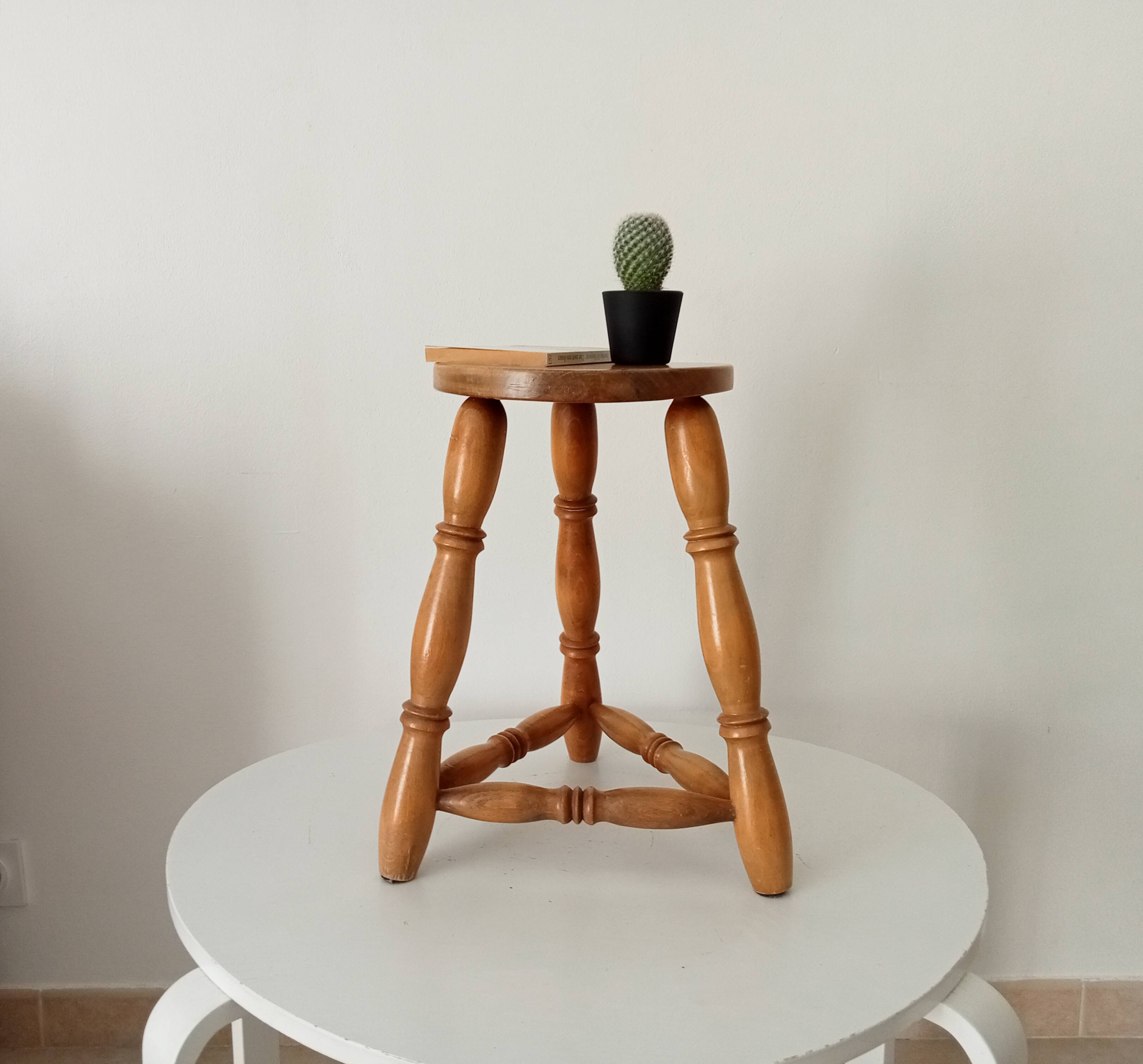 Vintage tripod stool in beech wood.