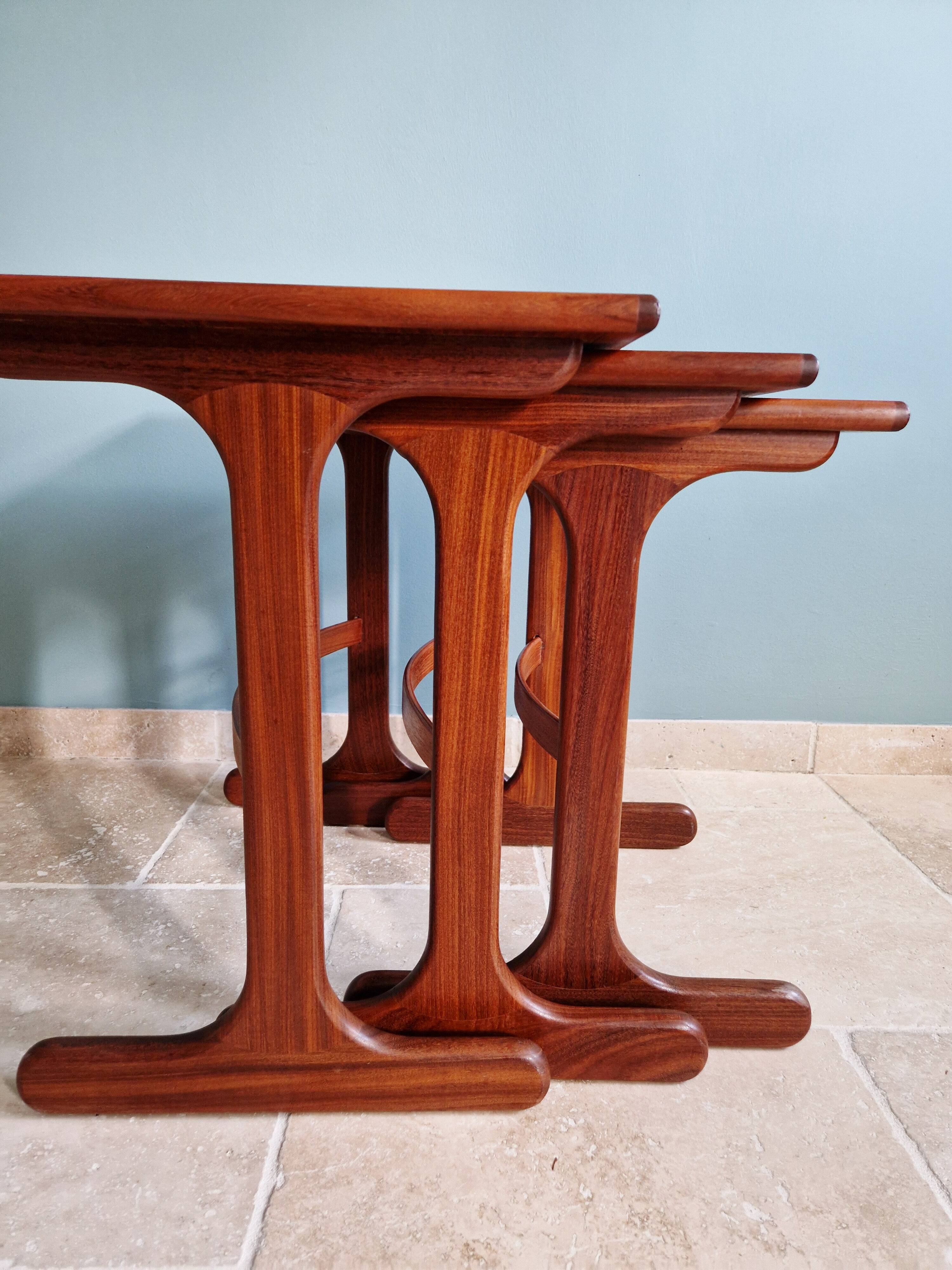 Ensemble de 3 tables gigognes en teck G-plan, années 1960