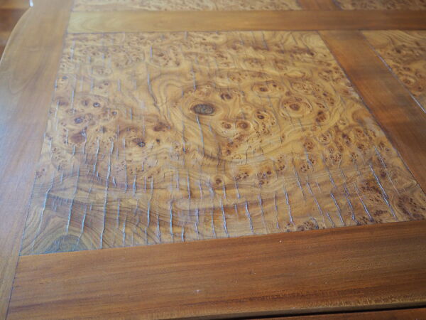 Table style Louis XV avec deux allonges à l’italienne en bois massif