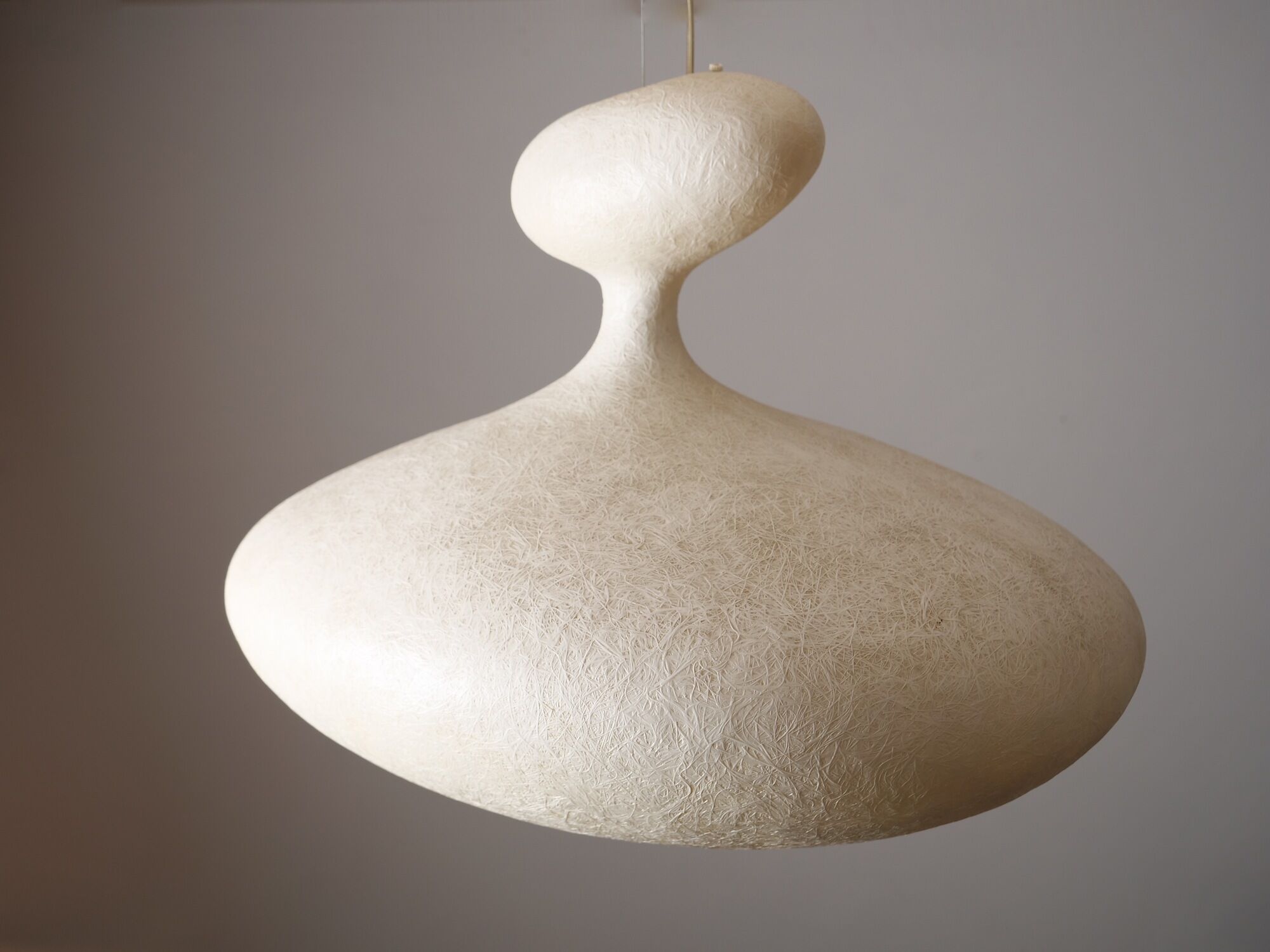 Organically shaped suspension made of ecological fibers
