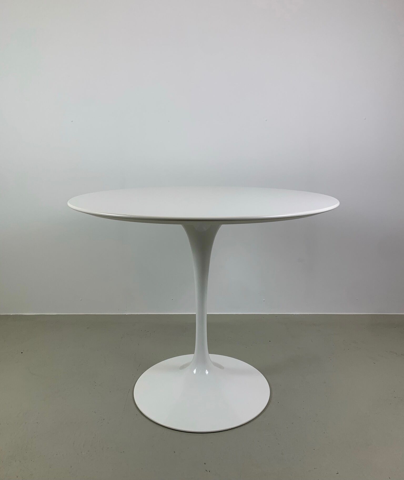 Eero Saarinen Tulip Dining Table white