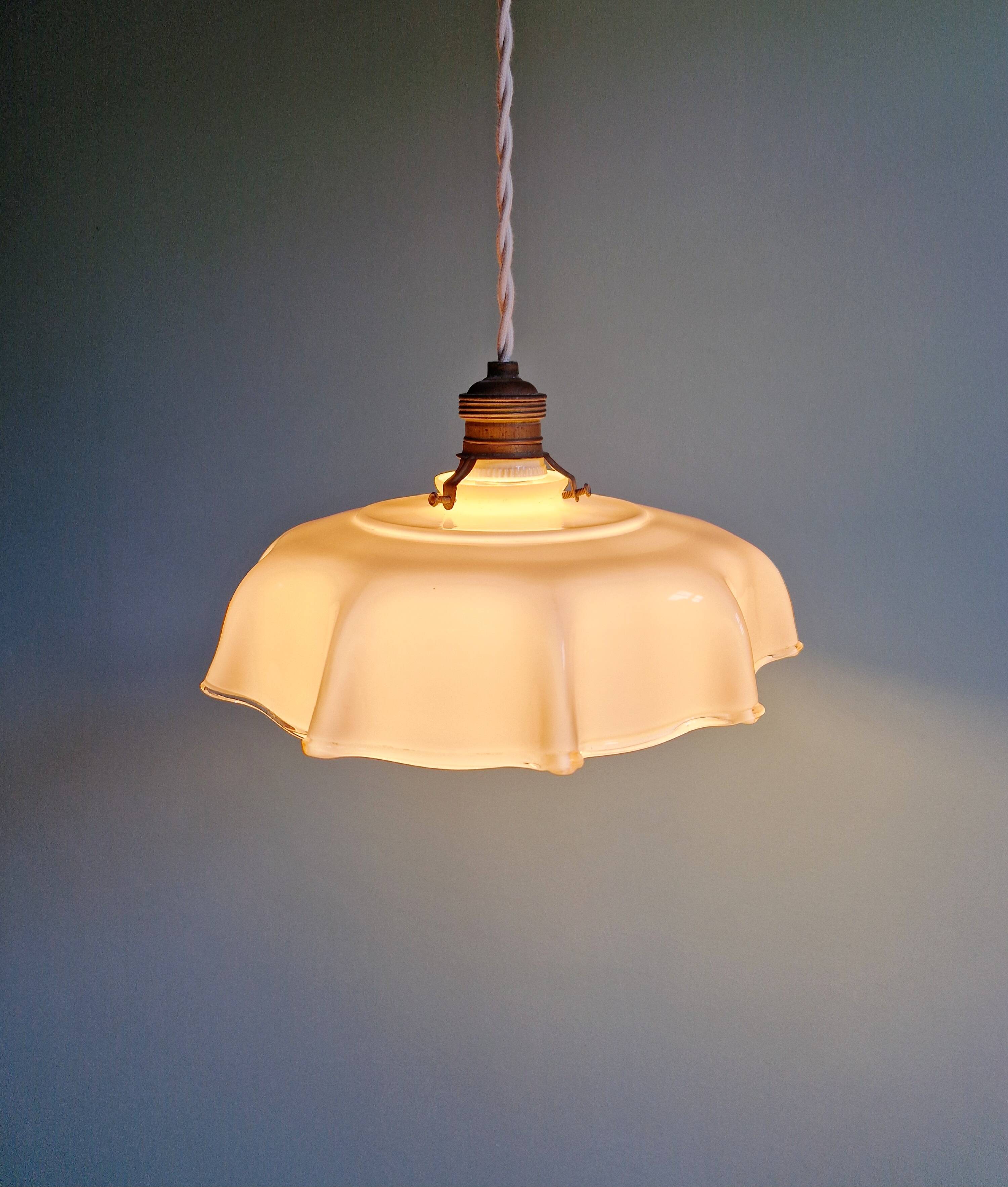 Suspension Art Déco en opaline rose festonnée, années 1920-30
