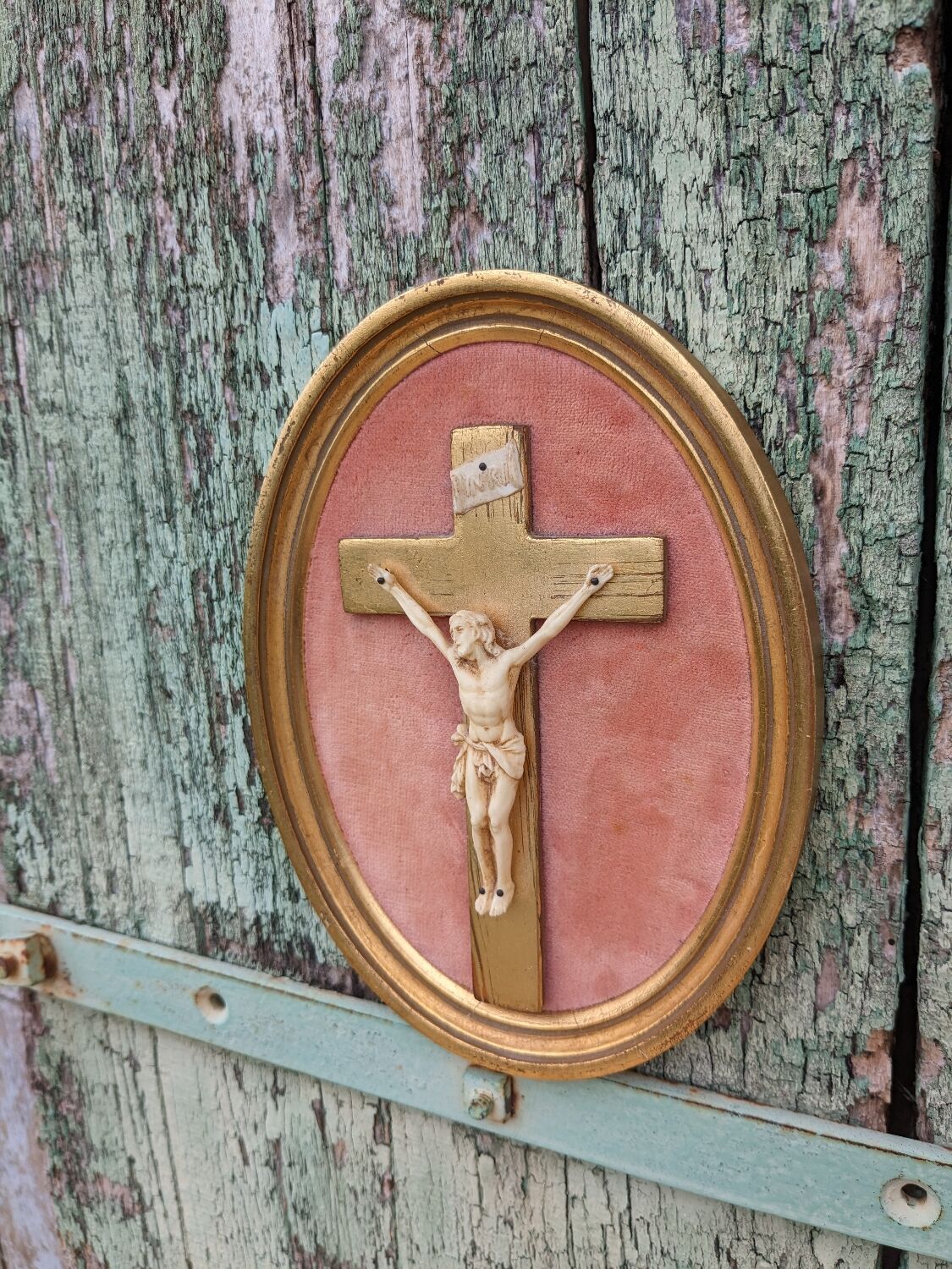 Médaillon crucifixion vintage